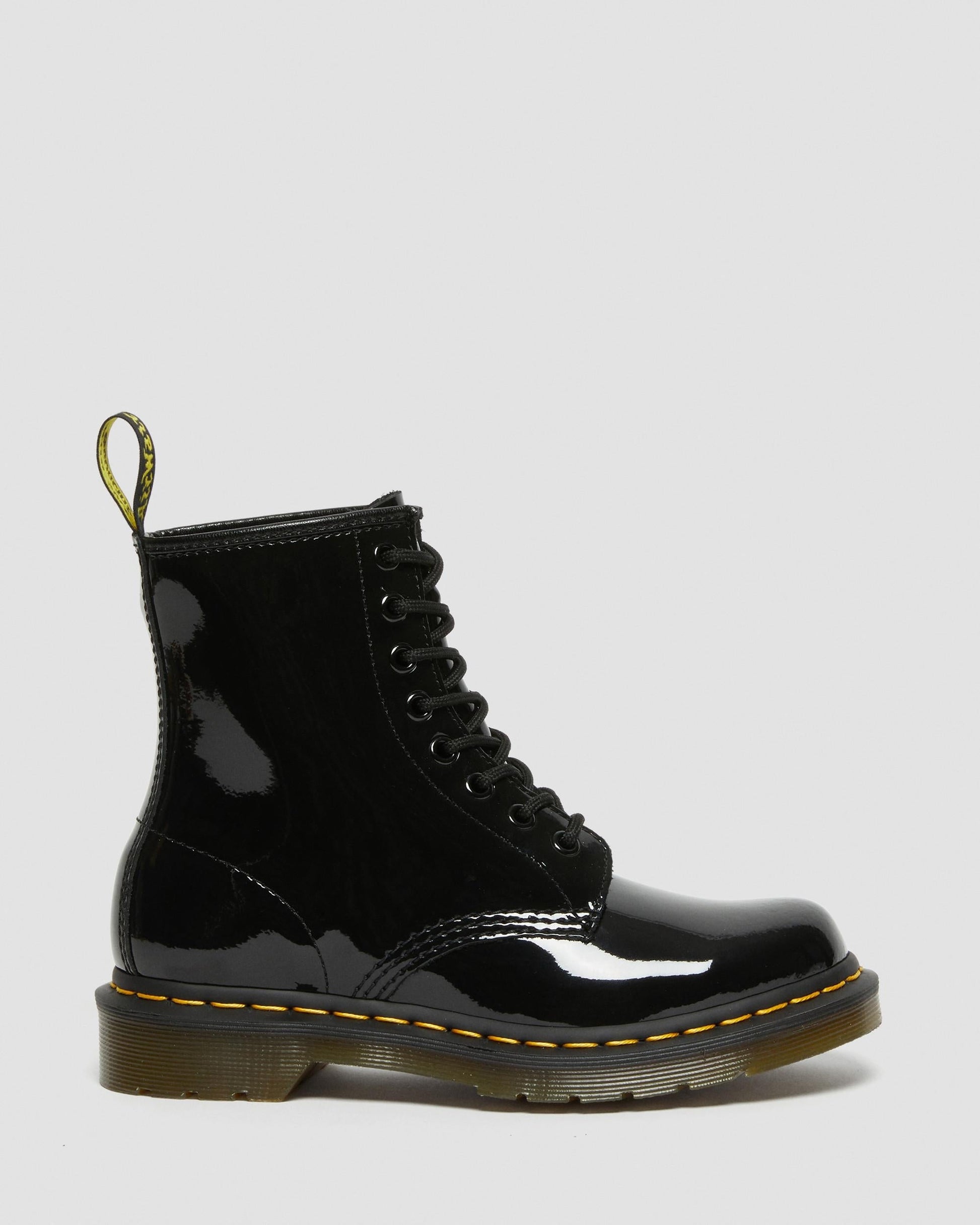 https://cdn.media.amplience.net/i/drmartens/11821011.85.jpg