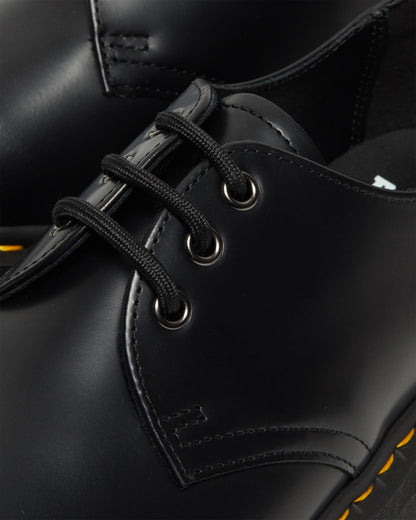 https://cdn.media.amplience.net/i/drmartens/25567001.82.jpg