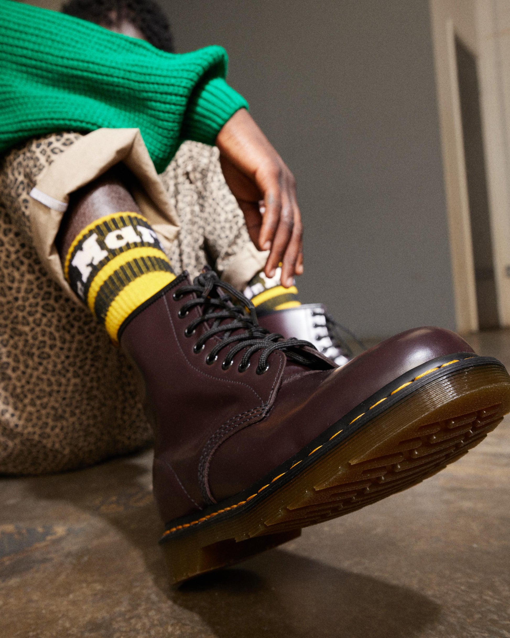 https://cdn.media.amplience.net/i/drmartens/27277626.81.jpg